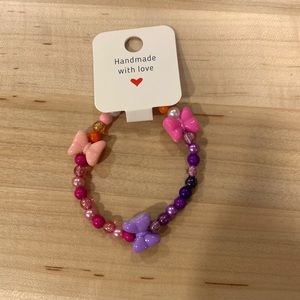 This bracelet has no brand. This bracelet is in good condition. Made with beads.